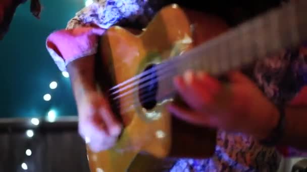 Guitarist plays to bar patrons by night. — Stock Video