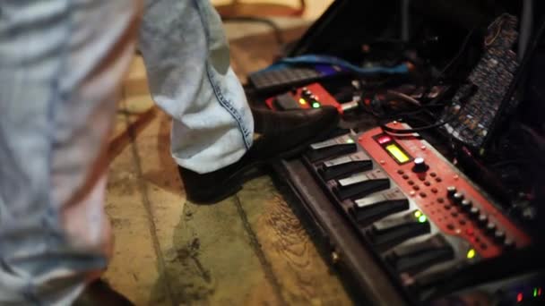 Elektronische muzikanten werken in een nachtclub. — Stockvideo