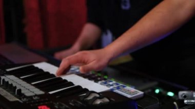 Elektronik müzisyenler gece kulübünde çalışmak.