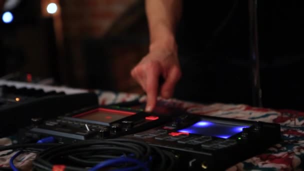 Ηλεκτρονικοί μουσικοί εργάζονται στο νυχτερινό κέντρο διασκέδασης. — Αρχείο Βίντεο