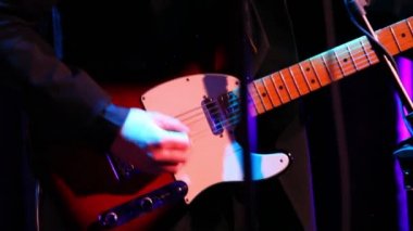 Bir gece kulübünde canlı grup performans.