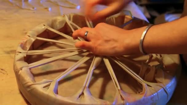 Manos de un artesano haciendo tambor sagrado . — Vídeos de Stock