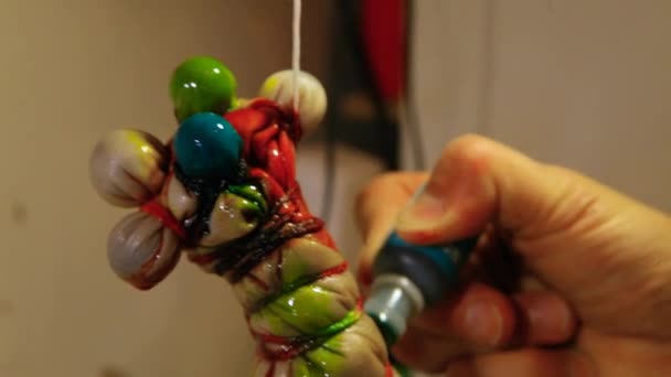 Ремесленник, использующий красители для окрашивания мембраны . — стоковое видео