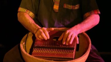 Halk müzisyenleri samimi konser gerçekleştirmek.