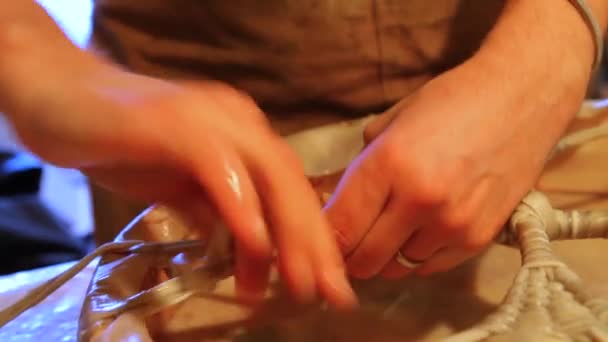Hände eines Handwerkers, der heilige Trommeln herstellt. — Stockvideo