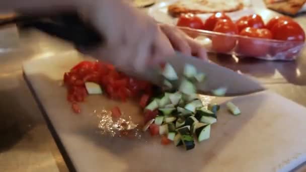 Hände eines Küchenchefs bei der Zubereitung frischer Speisen. — Stockvideo