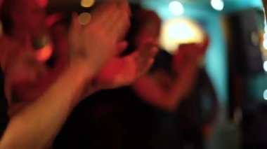 Gitarist gece bar patronları için çalış.