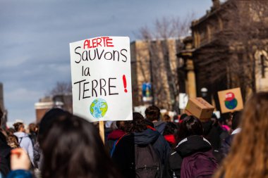 Ekolojik aktivist Fransız işareti tutar