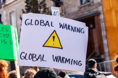 Protestocu tarafından tutulan çevre işareti