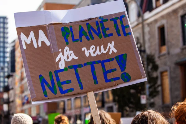 Французький знак бачили на екологічну акцію — стокове фото