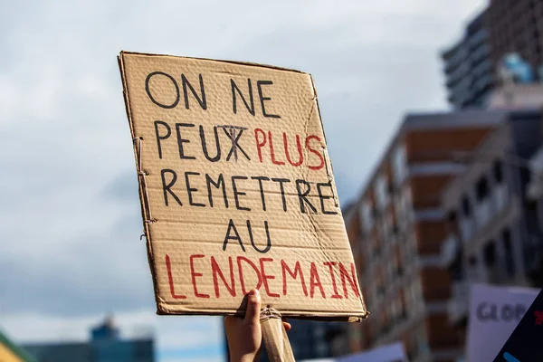 Umweltschützer hält französisches Schild hoch — Stockfoto