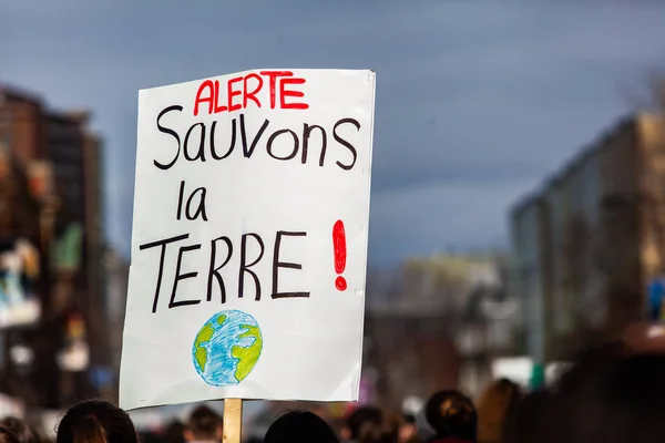 Eco demonstrator houdt Frans teken — Stockfoto
