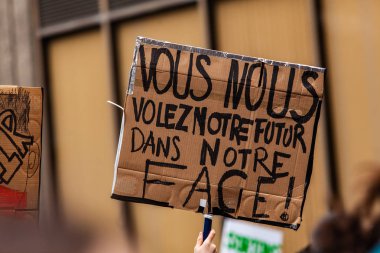 Ekolojik protestocu Fransız işareti tutar