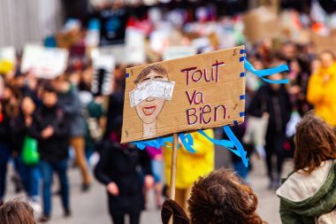 Ekolojik aktivist Fransız protesto işareti