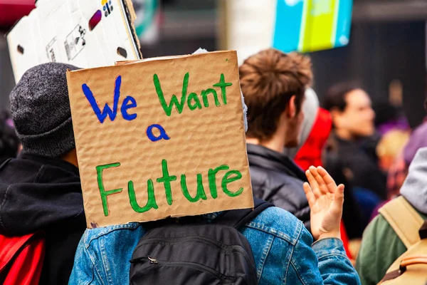 Activista ecológico sostiene cartel casero — Foto de Stock