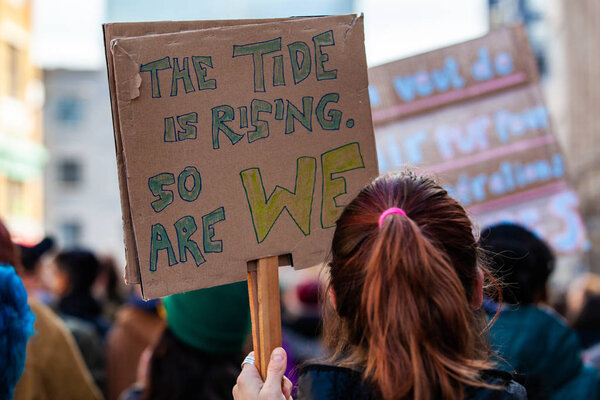 Протестующие маршируют за изменение климата
