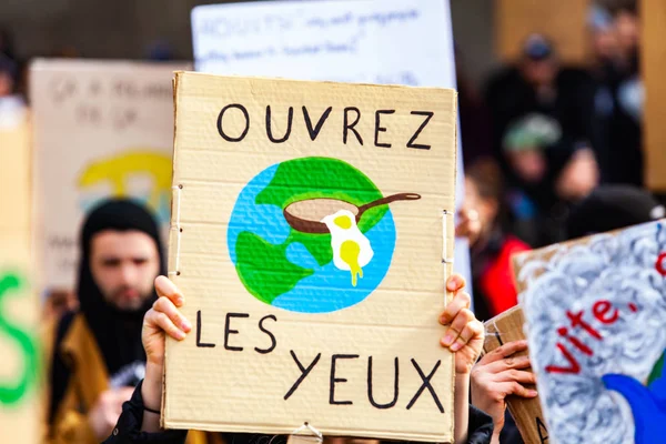 Еколог тримає французький знак — стокове фото