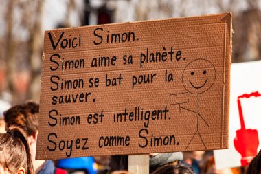 Ekolojik aktivist Fransız işareti mitingde