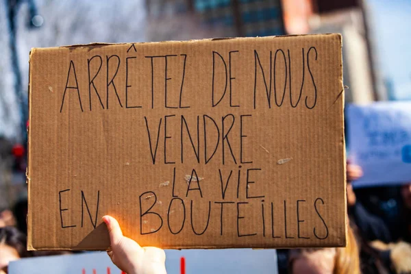 Manifestante ambiente detiene il segno francese — Foto Stock