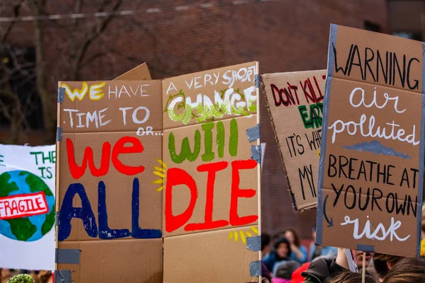 Carteles de cartón en protesta ecológica — Foto de Stock