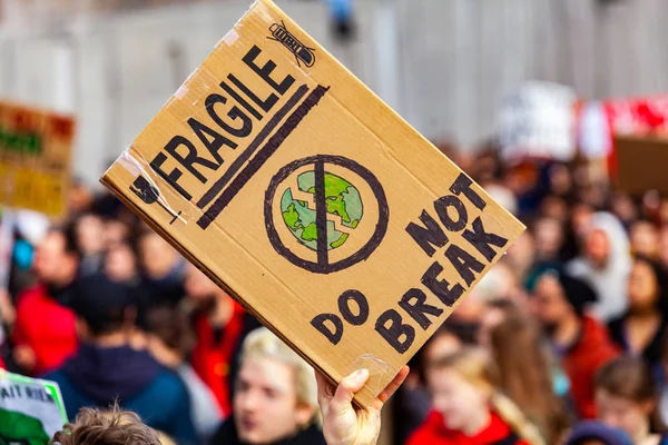 Ekologický aktivista má na rally nápis — Stock fotografie