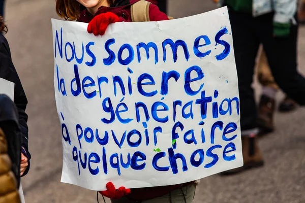 Panneau français tenu par un manifestant écologique — Photo