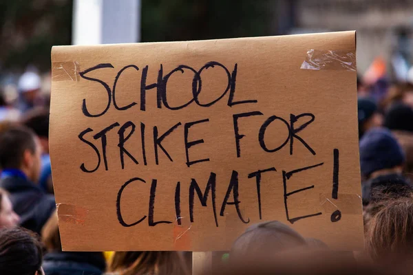 Çevreci mitingde imza sını tutuyor