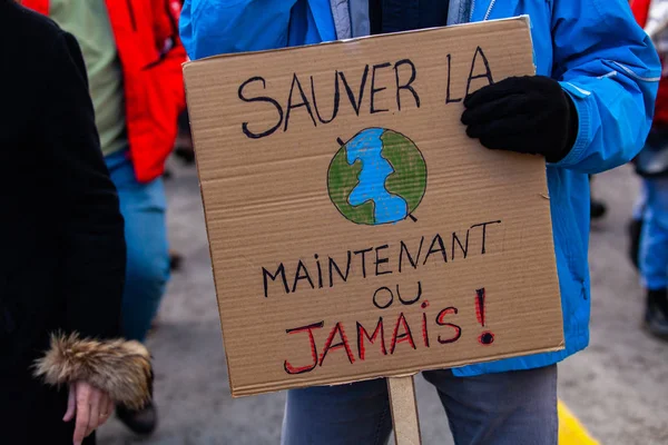 Un écologiste tient une affiche au rassemblement — Photo