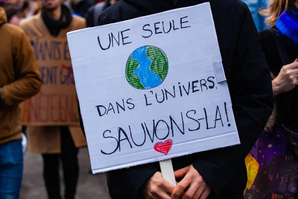 Ativista ecológica detém cartaz francês — Fotografia de Stock