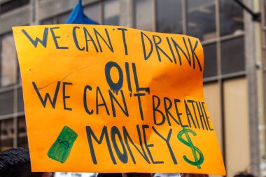 Çevre mitinginde ev yapımı afiş