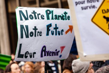 Çevre mitinginde ev yapımı tabela