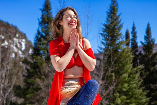 Senhora celebra a liberdade nas montanhas . — Fotografia de Stock