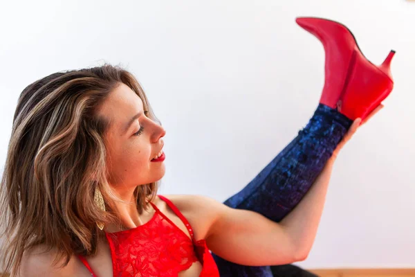 Magabiztos nő visel vörös Stiletto — Stock Fotó