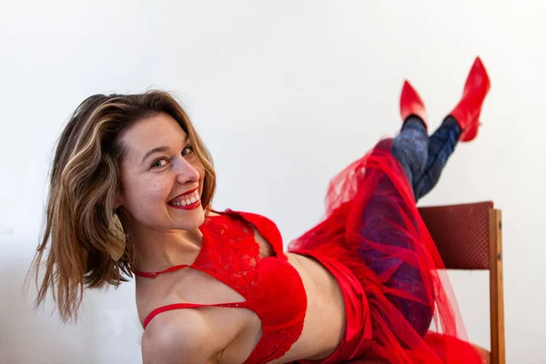 Magabiztos nő visel piros fehérnemű — Stock Fotó