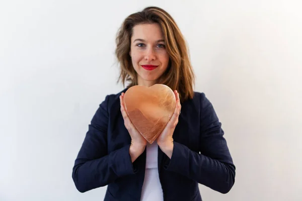 Femeia ține roca minerală în formă de inimă — Fotografie, imagine de stoc