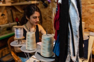 Vintage overlock kullanarak moda tasarımcısı