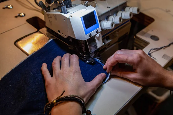 Fashion designer using vintage overlock — Stock Photo, Image