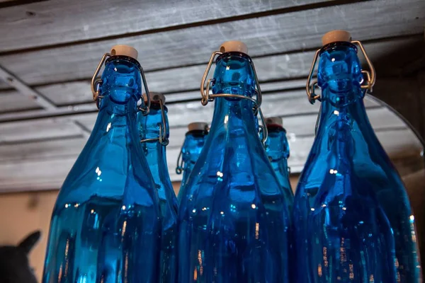 Garrafas de vidro na loja de artigos de casa — Fotografia de Stock
