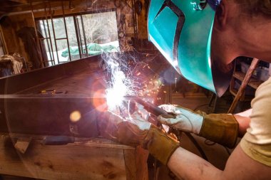 Atölyede spot kaynakçı iş başında