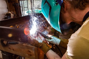 Demirci kaynak çeliği üzerinde yoğunlaşmış