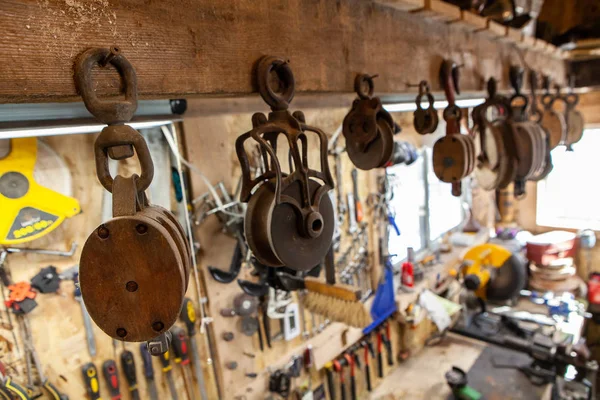 Vecchie ruote trainanti appese in un garage — Foto Stock