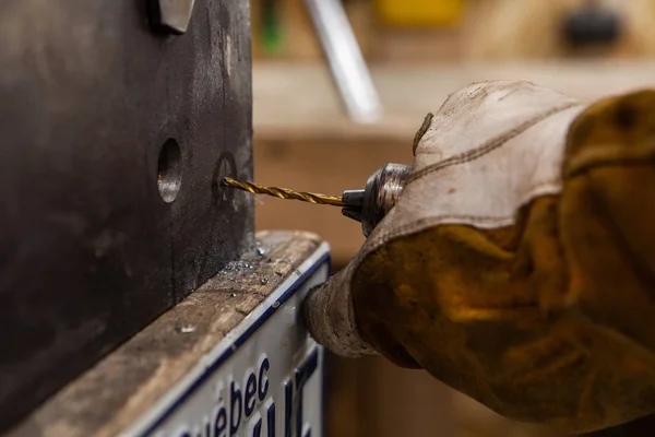 铁匠钻制钢的导孔 — 图库照片