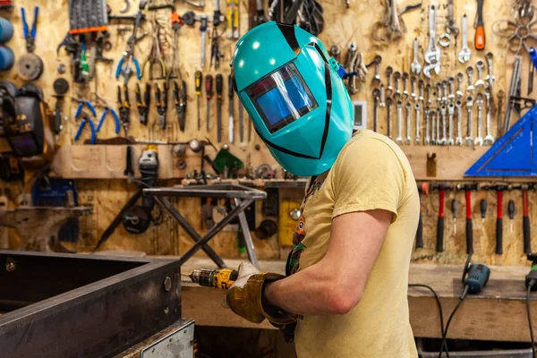 金属工人戴防护面具 — 图库照片