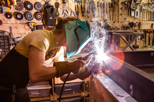 金属工人使用焊接机 — 图库照片