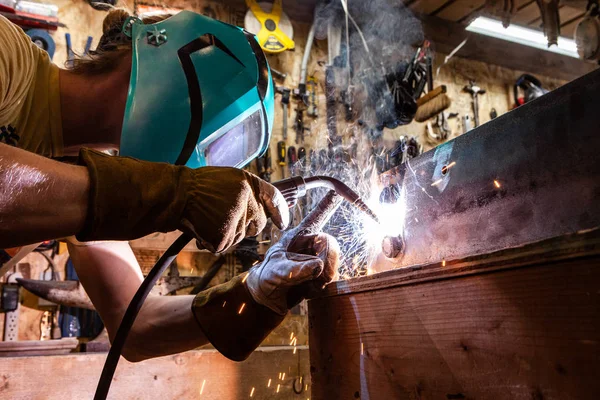 铁匠使用金属惰性气体焊机 — 图库照片