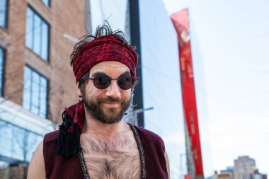 Kutsal adam kentsel çevreyle buluşuyor