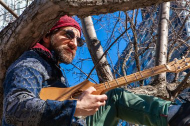 Yaratıcı adam gökdelen tarafından ağaç oturur