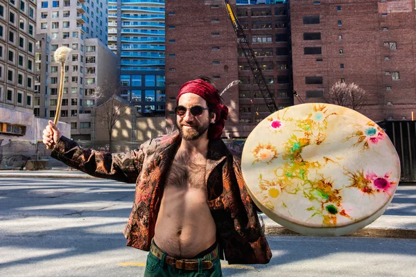 Şehir merkezinde yerli davul tutan kutsal adam