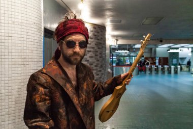 Şaman yeraltı gitar tutar