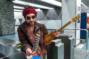 Şaman yeraltı gitar tutar